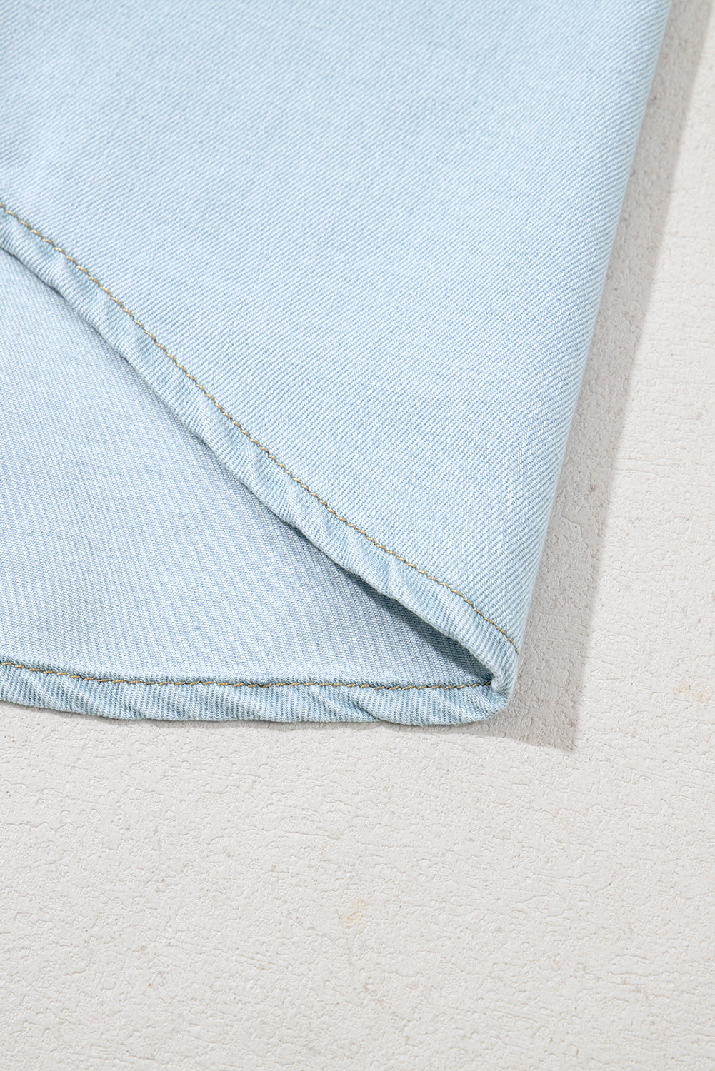 Beau Blue – Jeanshemd mit Flügelärmeln und Rüschen in Mineralwaschung und Knopfleiste