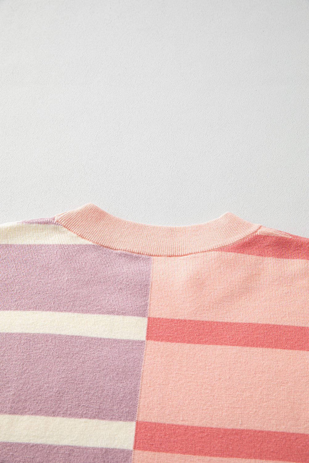 Oversize-Pullover mit rosa Streifen und Colorblock