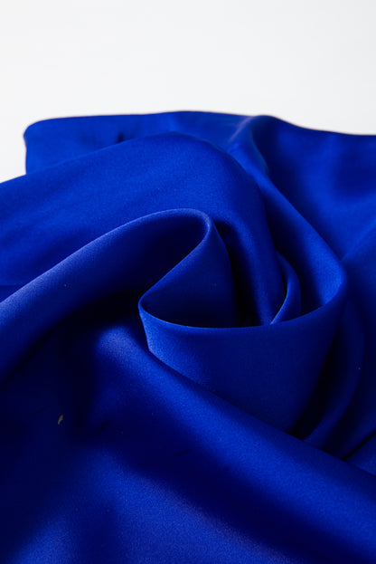 Dunkelblaue asymmetrische Satinbluse mit Glockenärmeln und One-Shoulder-Träger
