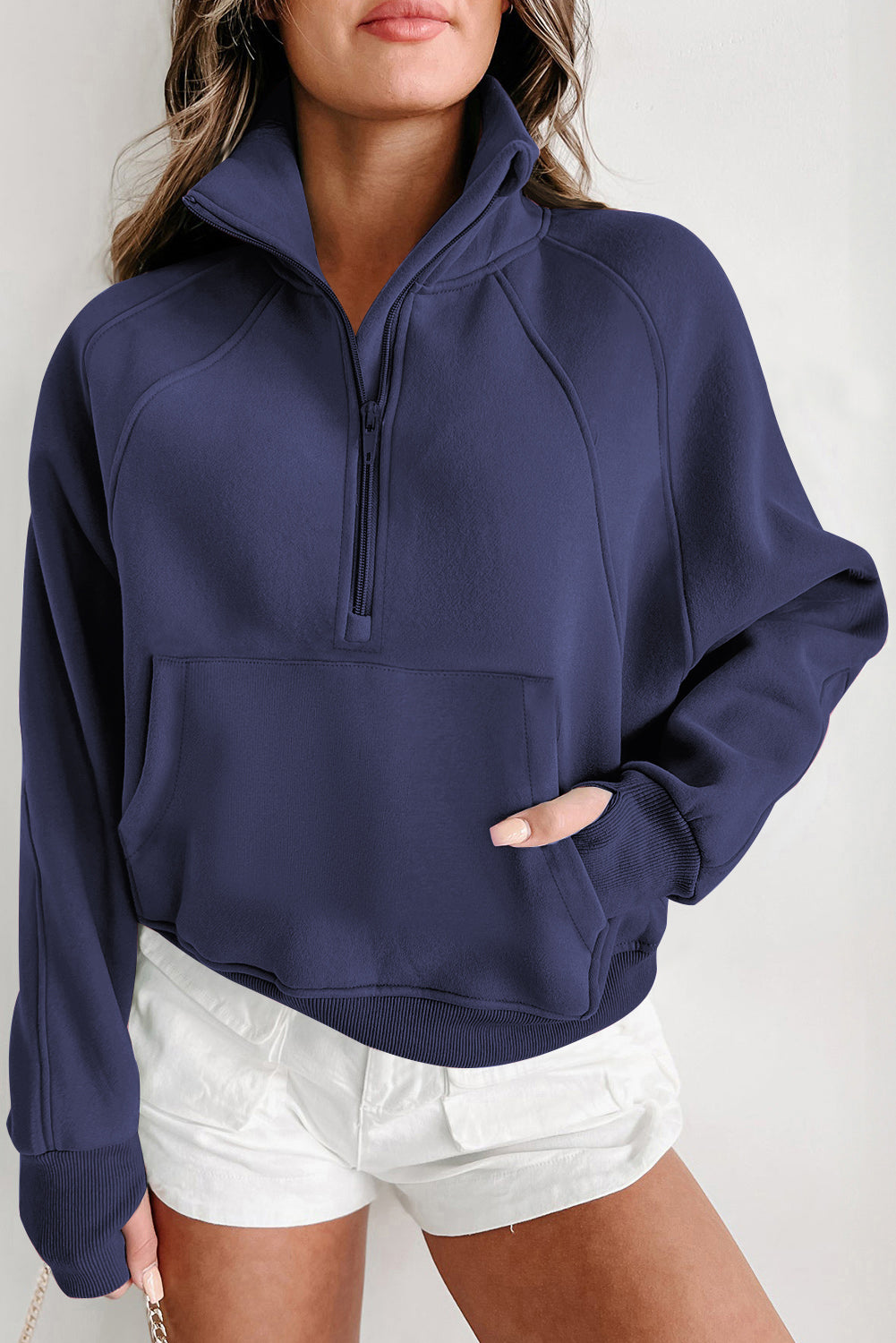 Marineblaues Sweatshirt mit Stehkragen und Reißverschluss und Daumenlöchern an den Ärmeln und Fleecefutter