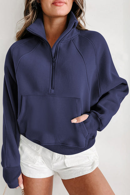 Marineblaues Sweatshirt mit Stehkragen und Reißverschluss und Daumenlöchern an den Ärmeln und Fleecefutter