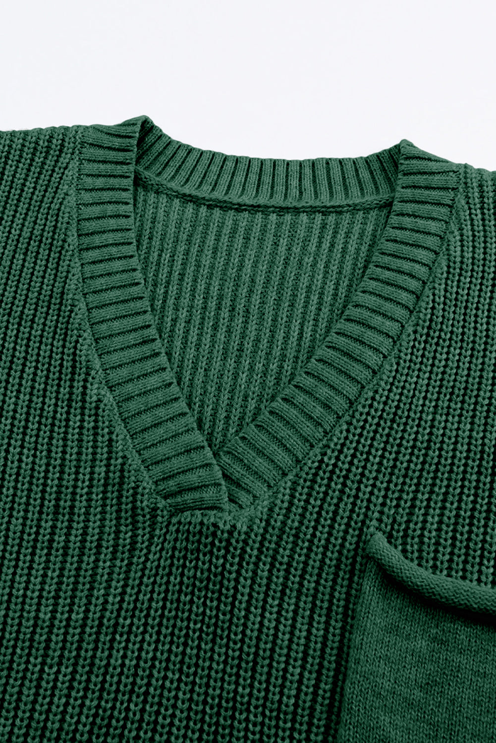 Grünes Set aus Strickpullover mit V-Ausschnitt und Freizeithose