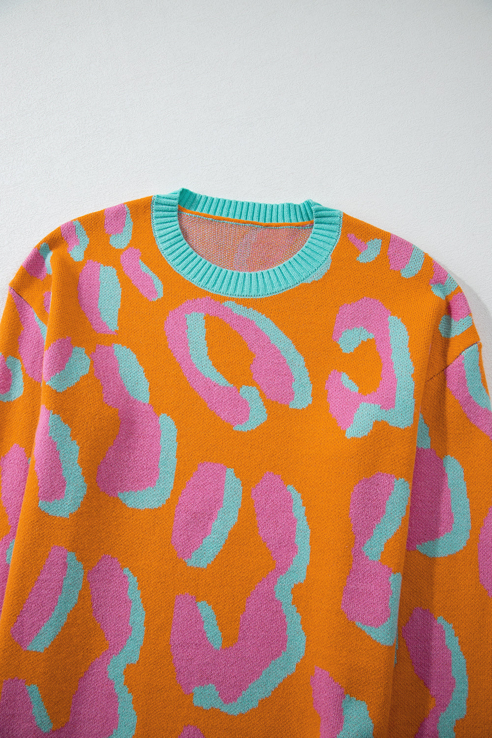 Orangefarbener Pullover mit Leopardenmuster und geripptem Rand im Colorblock-Design