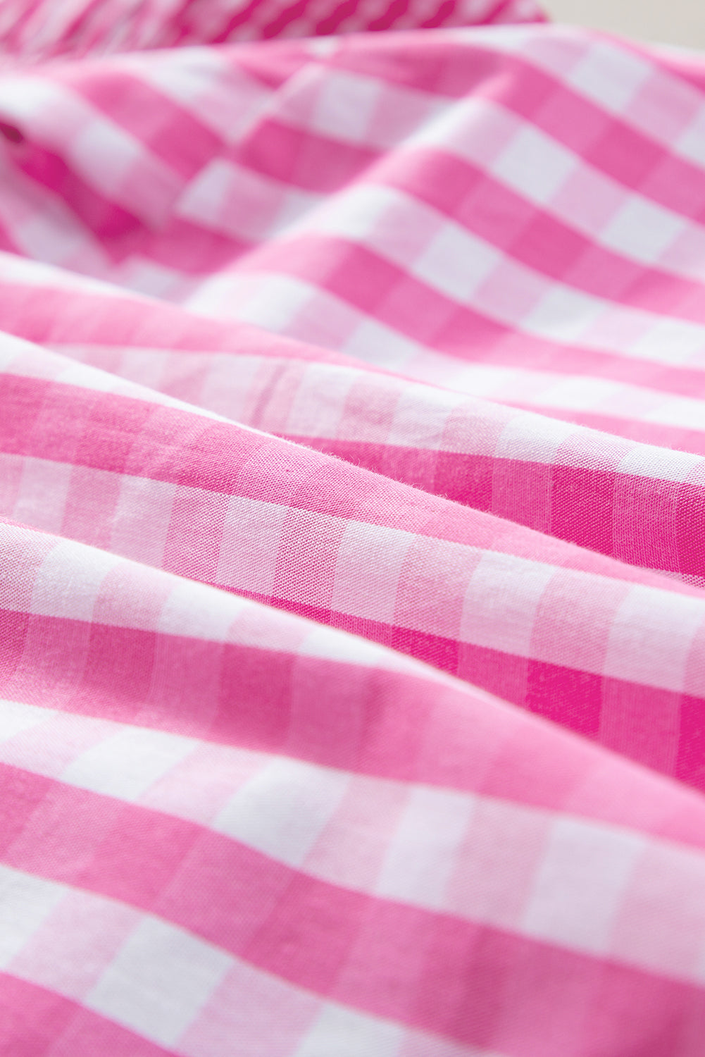 Rosarote karierte Bluse mit Rüschenärmeln und Volantkragen