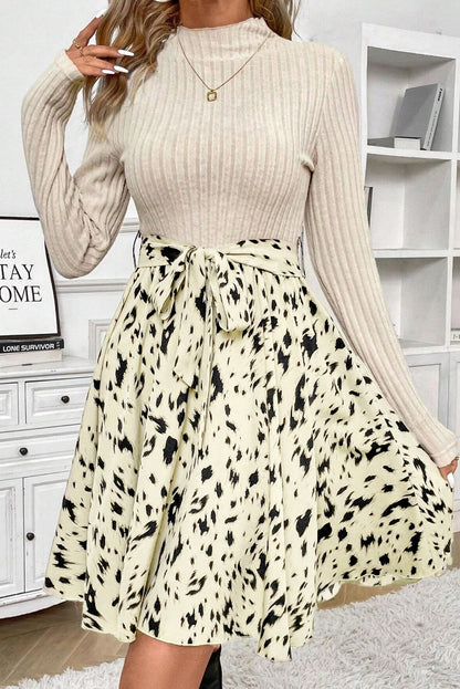 Beiges A-Linien-Kleid mit Patchwork-Print und Gürtel