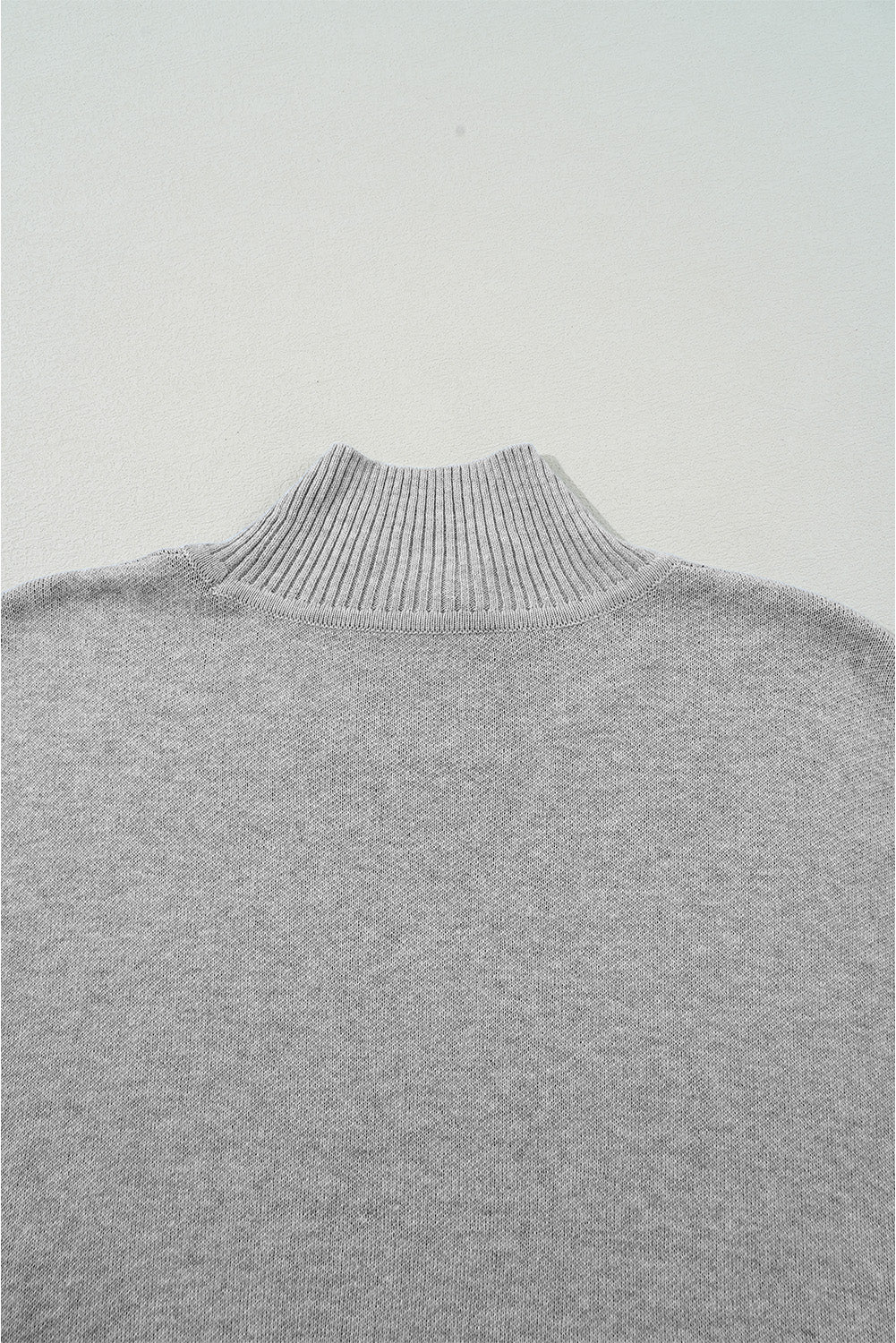 Grauer Oversize-Pullover mit Leopardenmuster und hohem Halsausschnitt und Seitenschlitz