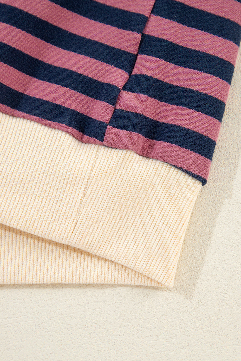 Oversize-Pullover mit rotem Streifenmuster und Kontrastbesatz
