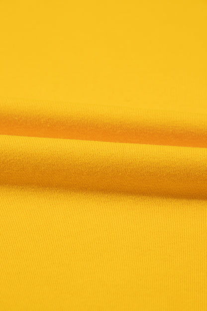 Gelbes Sweatshirt mit Farbblockdesign und Daumenlöchern an den Ärmeln sowie überschnittener Schulter