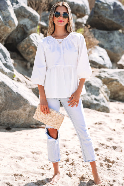 Weiße Bluse mit 3/4-Ärmeln und Schleife und Cut-Out auf der Rückseite
