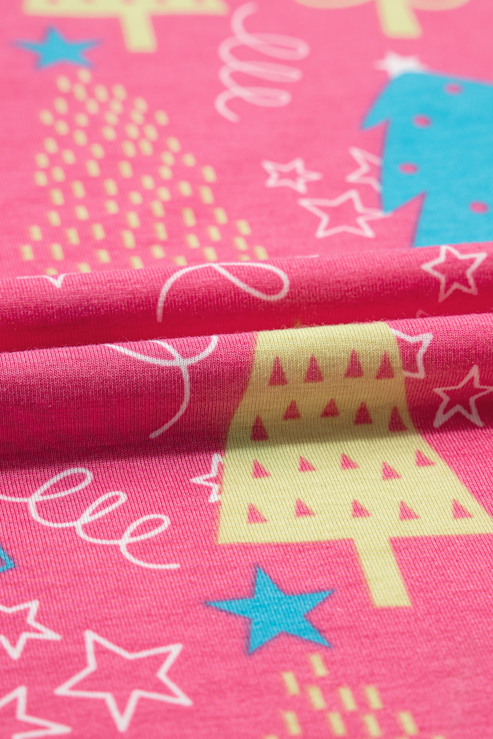 Lounge-Set aus T-Shirt mit V-Ausschnitt und Hose mit Weihnachtsbaum-Print in Rosé