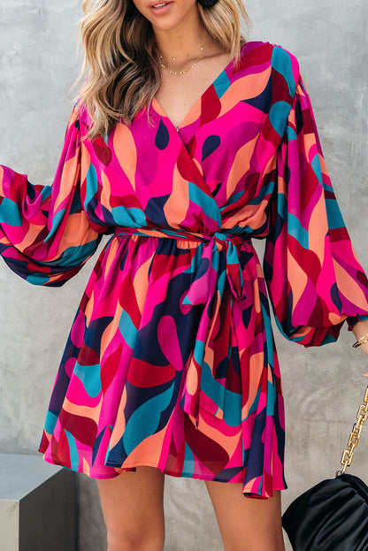 Feuerrotes Minikleid mit abstraktem Print und Gürtel und Puffärmeln
