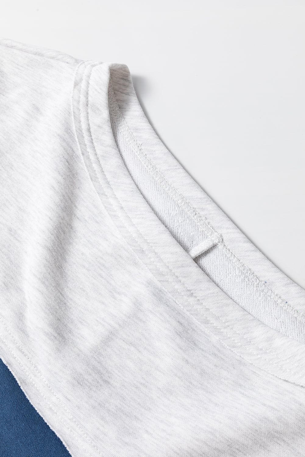 Segelblaues Sweatshirt mit Farbblock-Streifen und Patchwork-Rohnähten