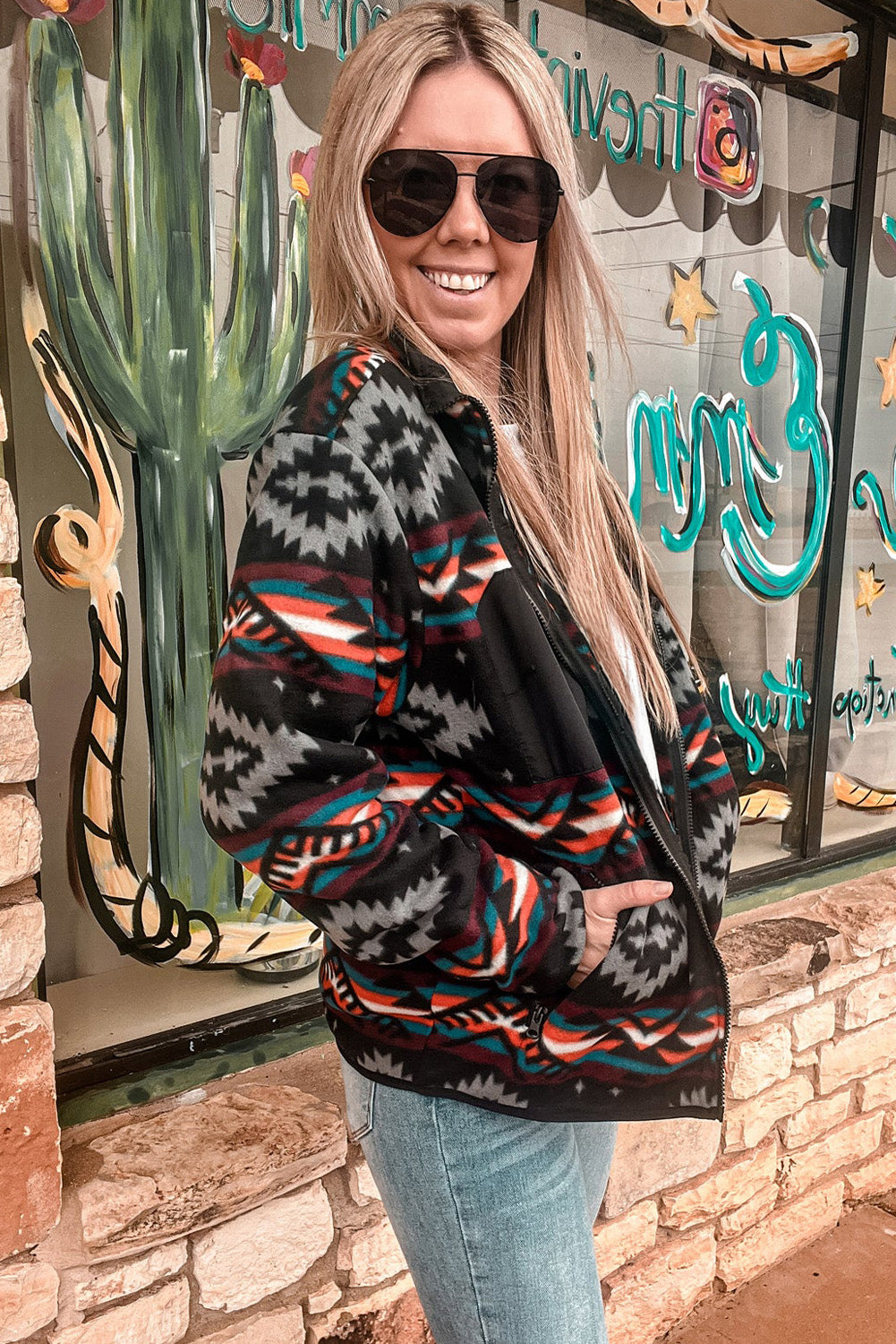 Schwarze Jacke mit Reißverschlusskragen und Aztekenmuster