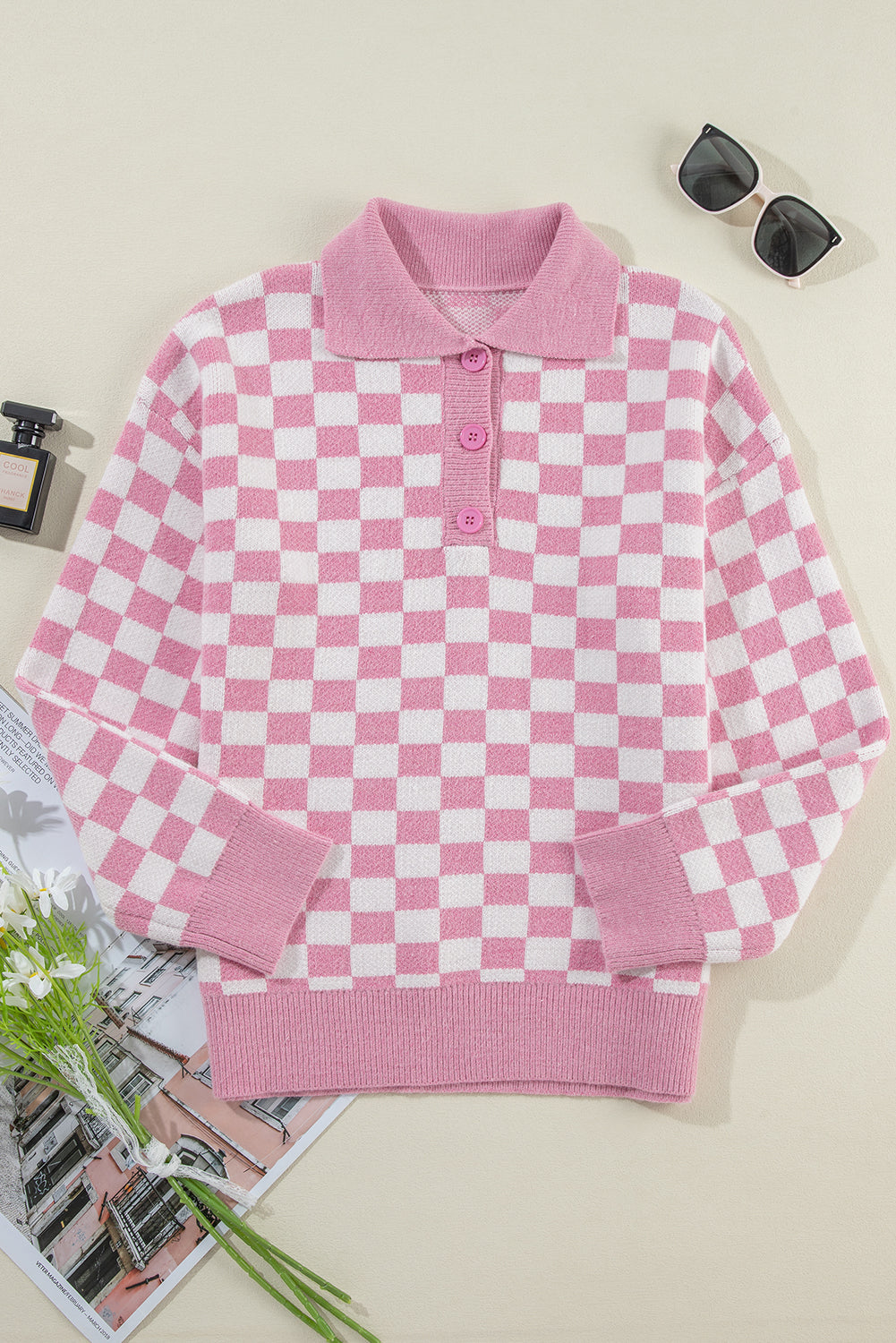 Rosa karierter Pullover mit Knöpfen, Kragen, V-Ausschnitt und überschnittenen Schultern