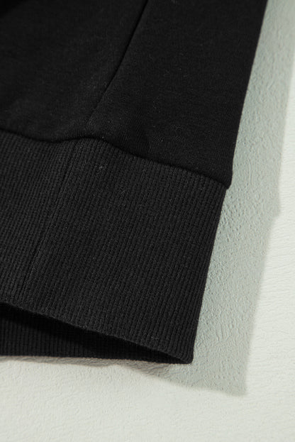 Schwarzes Pullover-Sweatshirt mit überschnittener Schulter und kontrastierendem Regenbogenbesatz