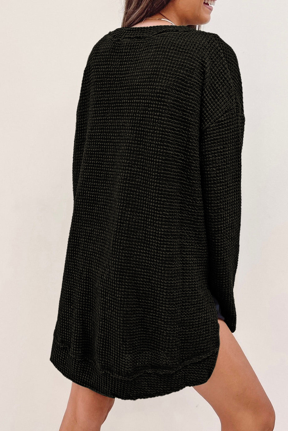 Schwarzes Oversize-Oberteil mit hohen Schlitzen und Waffelstrick