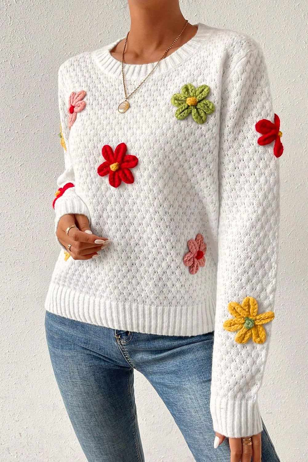 Weißer Strickpullover mit bunter Blumenapplikation