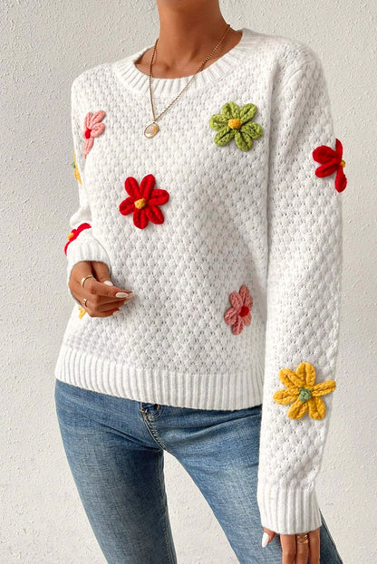 Weißer Strickpullover mit bunter Blumenapplikation