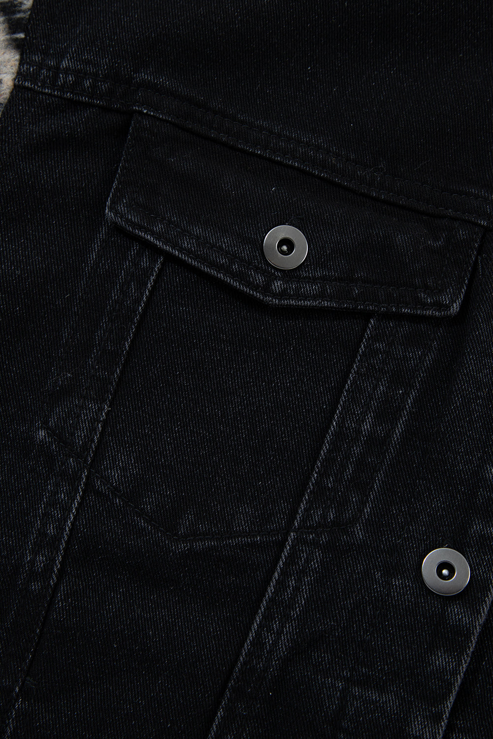 Schwarze Jeansjacke mit Kapuze und karierten Ärmeln und ausgefranstem Saum