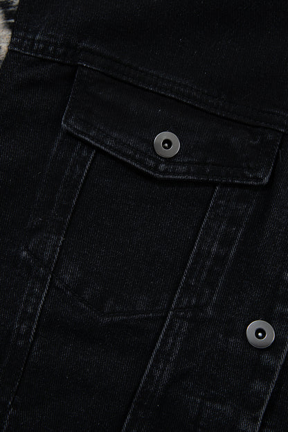 Schwarze Jeansjacke mit Kapuze und karierten Ärmeln und ausgefranstem Saum