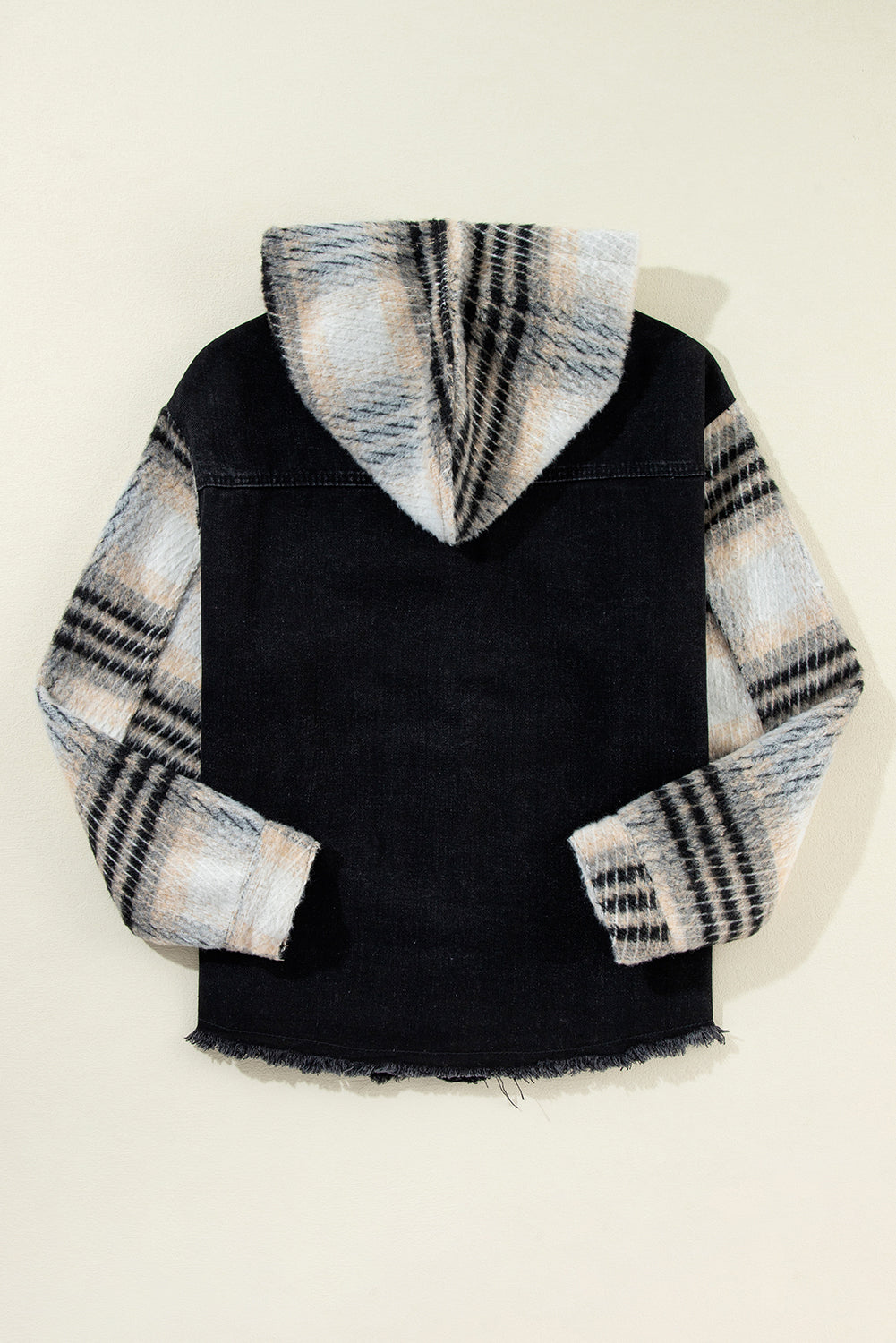 Schwarze Jeansjacke mit Kapuze und karierten Ärmeln und ausgefranstem Saum