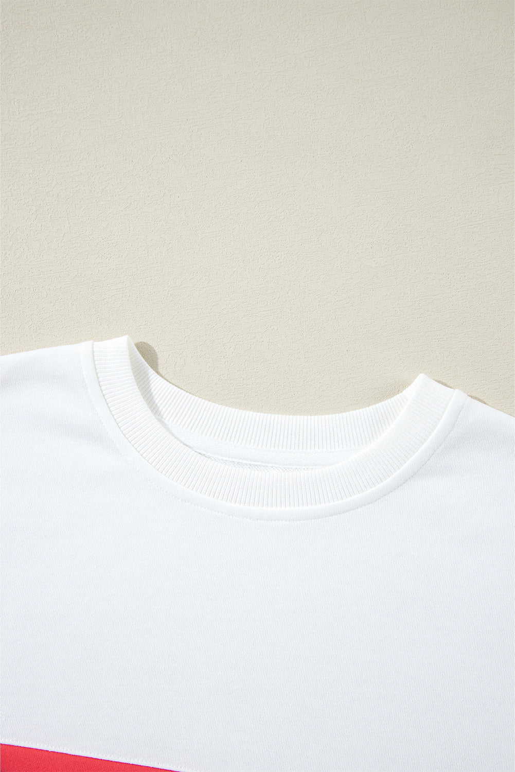 Weißes, langärmliges T-Shirt mit bunten Streifen