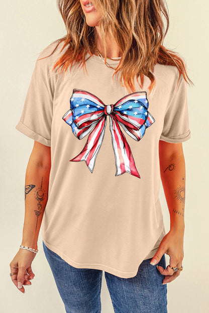 Khakifarbenes T-Shirt mit Rundhalsausschnitt und amerikanischer Flagge und Schleife