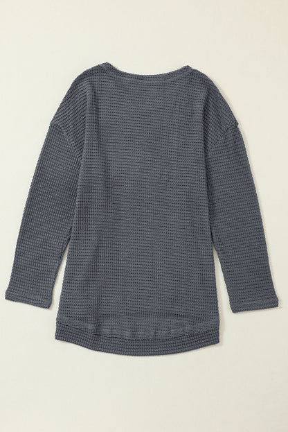 Graues Oversize-Oberteil mit hohen Schlitzen und Waffelstrick