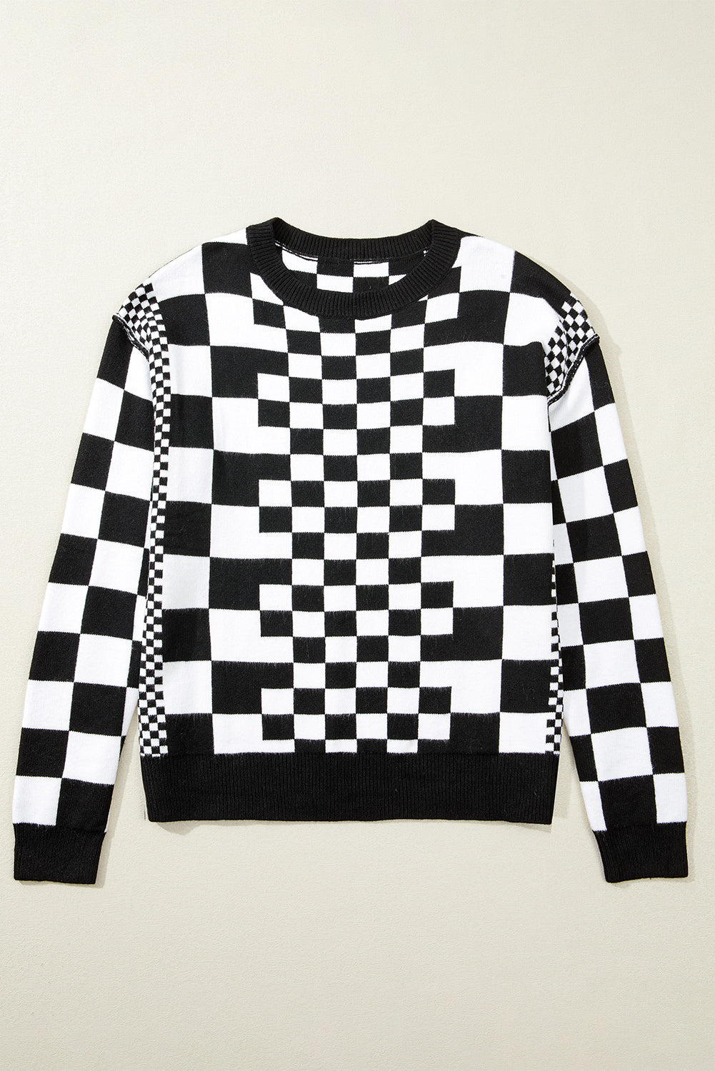 Schwarzer Pullover mit Karomuster und überschnittener Schulterpartie und Rundhalsausschnitt