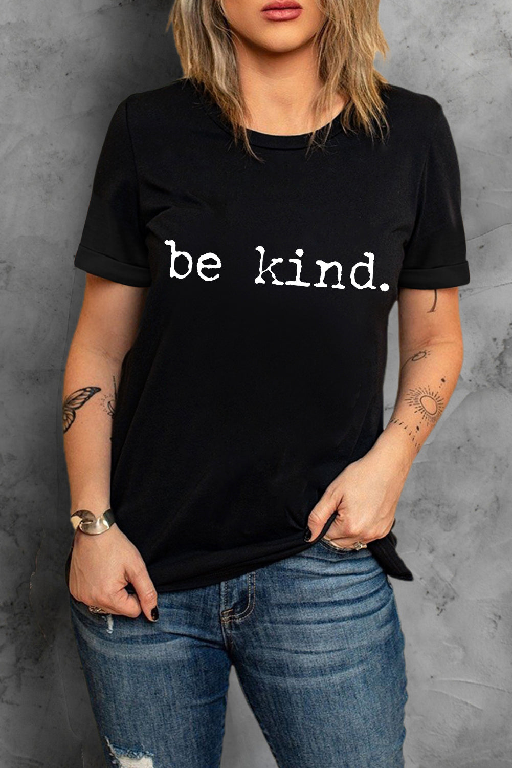 Schwarzes, lässiges T-Shirt mit Rundhalsausschnitt und Buchstabendruck „Be Kind“
