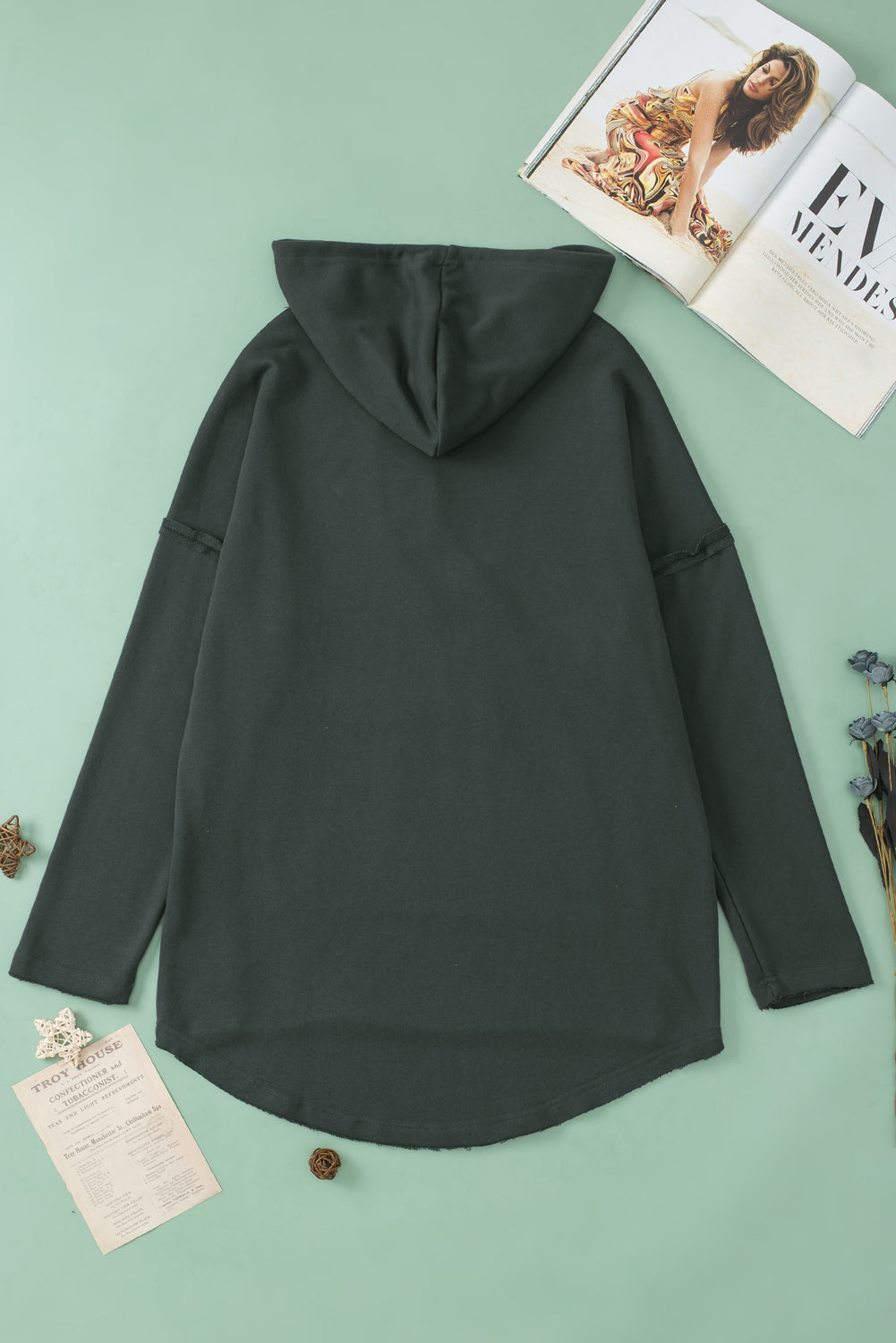 Grauer Hoodie mit sichtbaren Nähten und Taschen