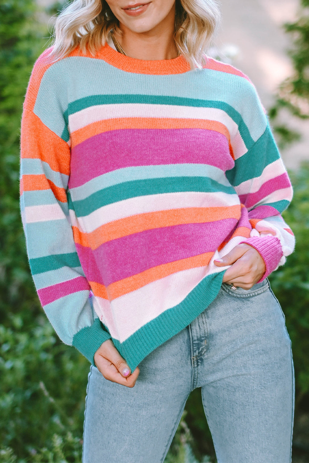 Mehrfarbig gestreifter Strickpullover mit tief angesetzten Schultern und Puffärmeln