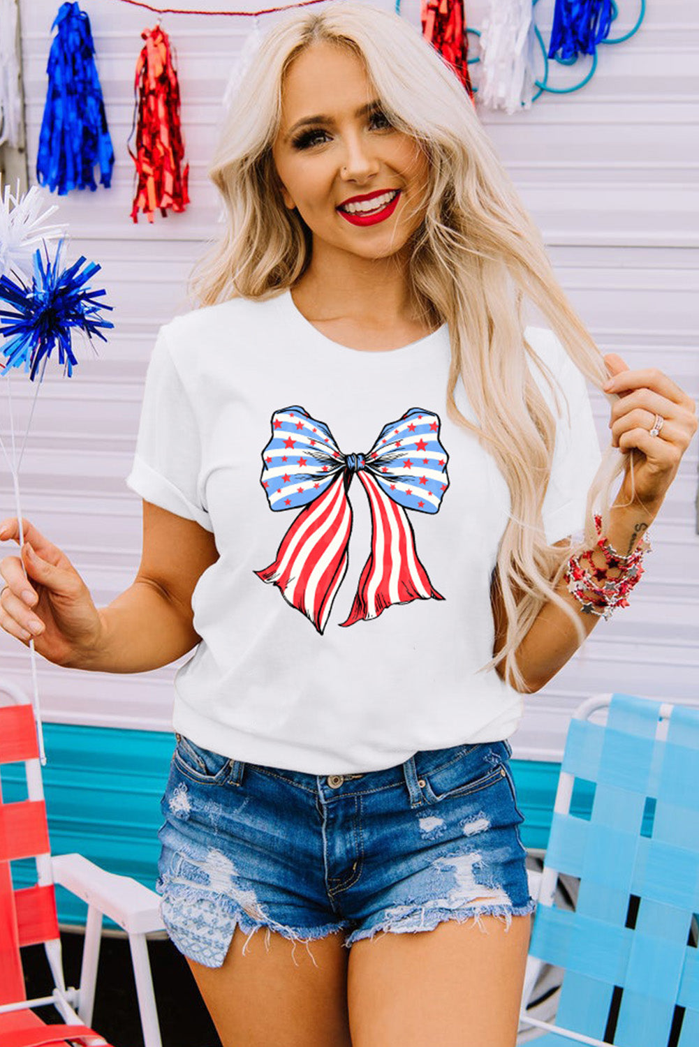 Weißes T-Shirt mit Streifen und Sternen und Schleifenmuster
