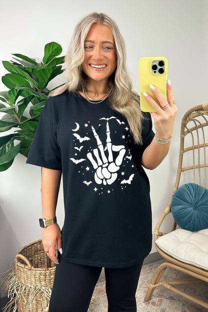 Schwarzes Halloween T-Shirt mit Fledermaus &amp; Skeletthand-Grafik