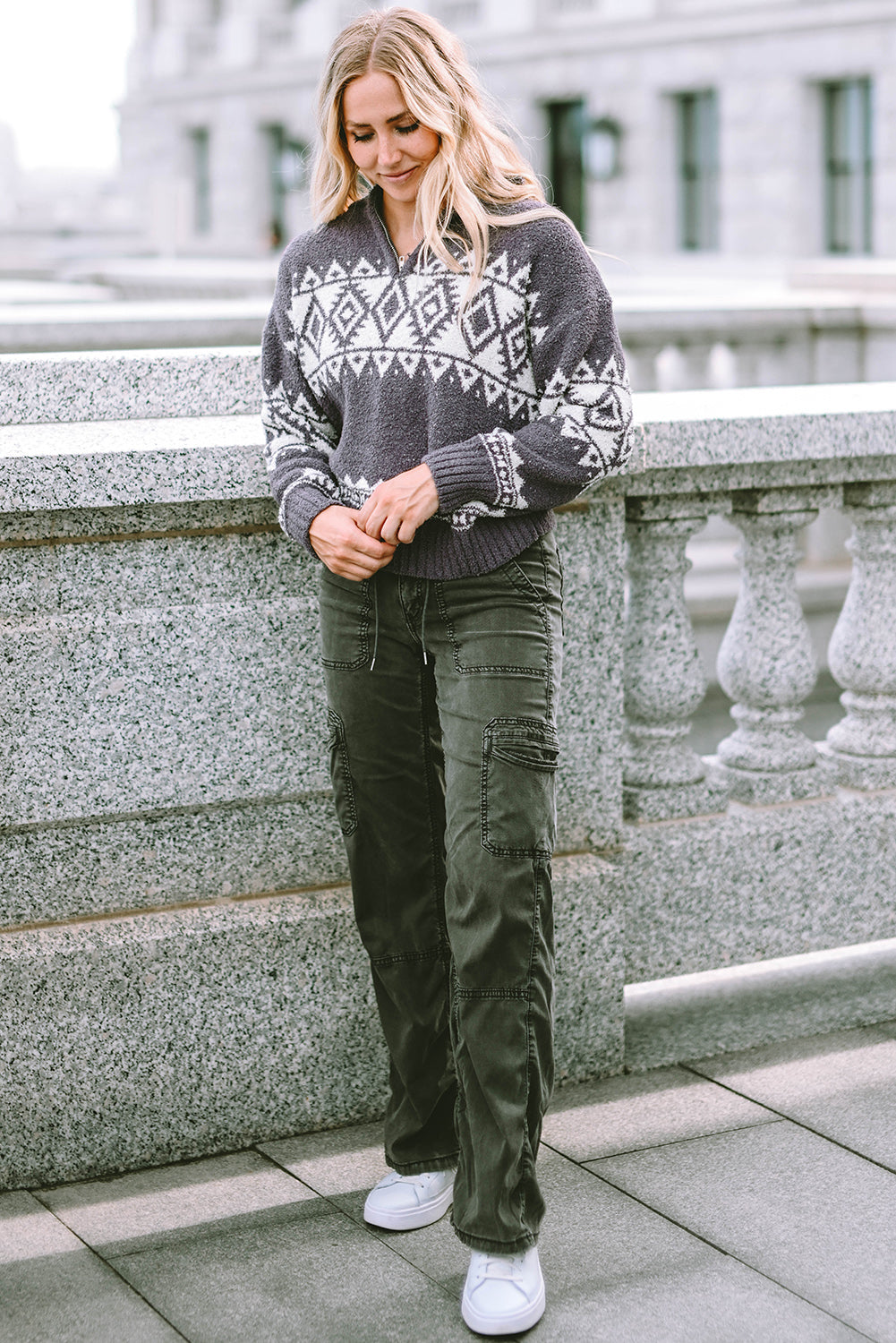 Grauer Pullover mit Viertelreißverschluss und geometrischem Western-Print