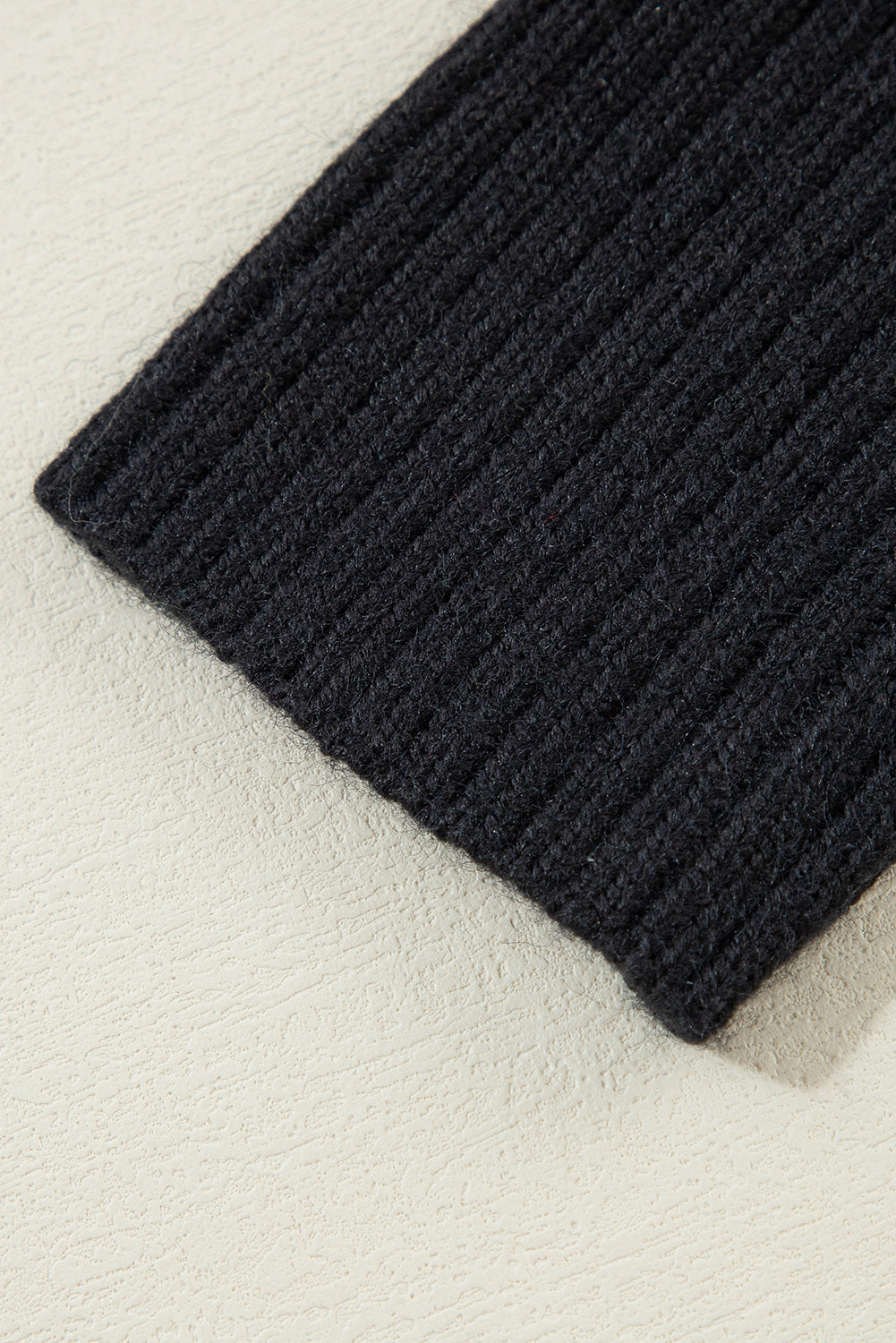 Schwarz gestreifte, lockere Strickjacke mit V-Ausschnitt und überschnittenen Schultern