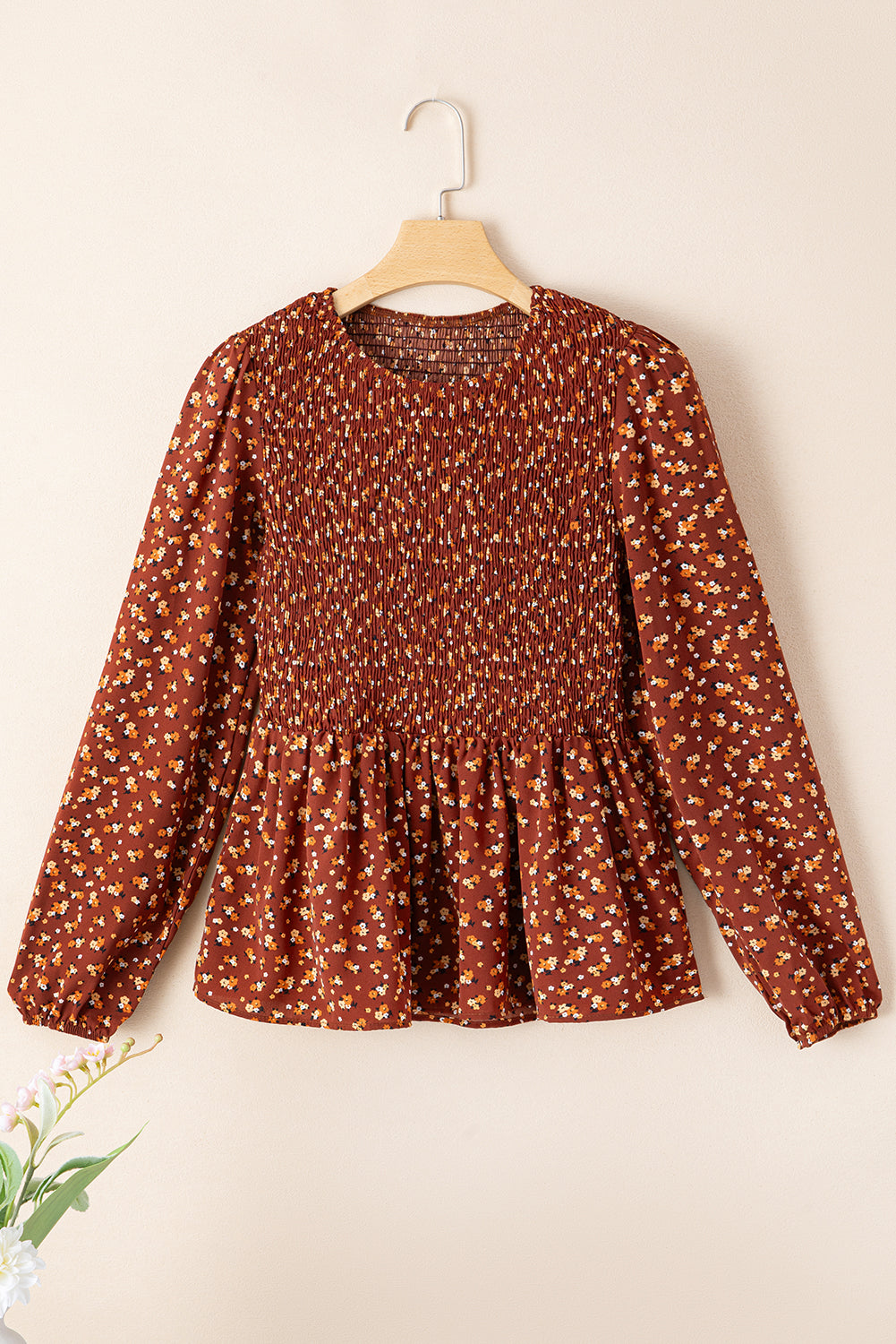 Boho-Bluse mit Blumenmuster, gesmokten Büsten und Rüschen und Schößchen