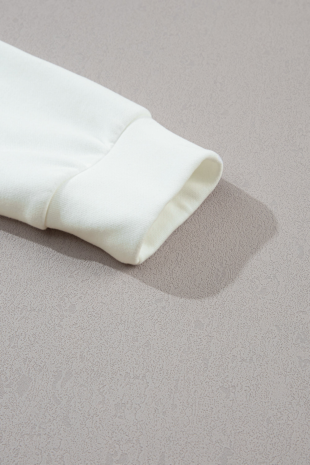 Beigefarbener Hoodie mit überschnittener Schulterpartie, gestepptem Patchwork und Kängurutasche