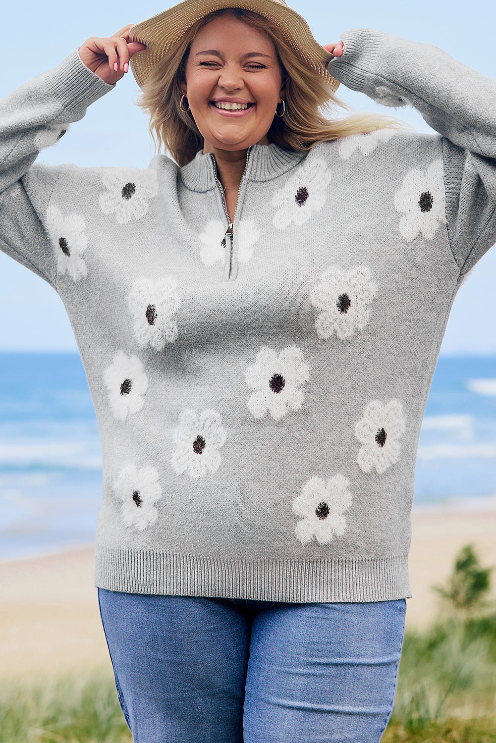 Grauer Pullover mit halbem Reißverschluss und Blumenmuster in Übergröße