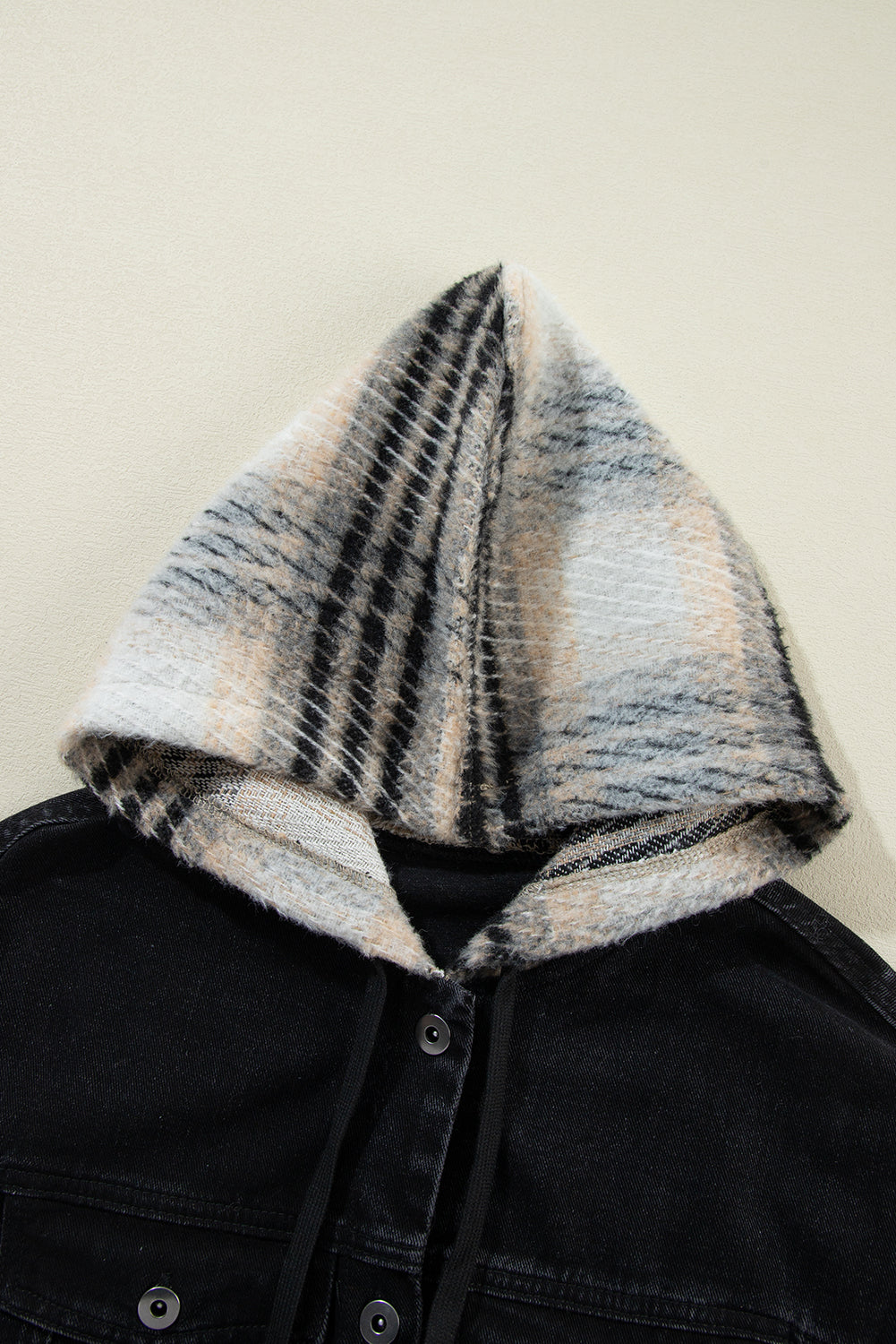 Schwarze Jeansjacke mit Kapuze und karierten Ärmeln und ausgefranstem Saum