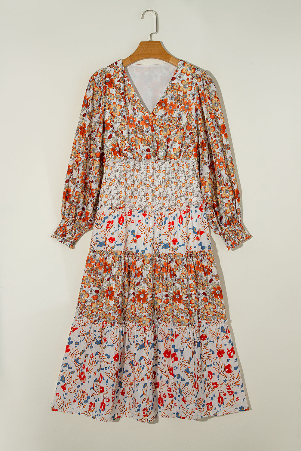 Khakifarbenes, gerüschtes, gestuftes, langärmliges Midikleid mit V-Ausschnitt und Blumenmuster
