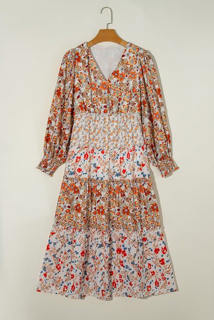 Khakifarbenes, gerüschtes, gestuftes, langärmliges Midikleid mit V-Ausschnitt und Blumenmuster