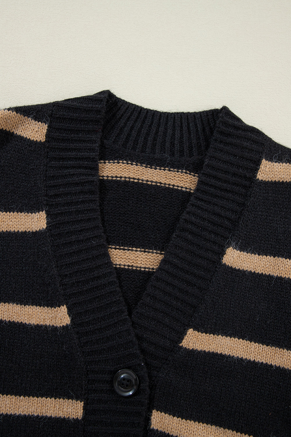 Schwarz gestreifte, lockere Strickjacke mit V-Ausschnitt und überschnittenen Schultern