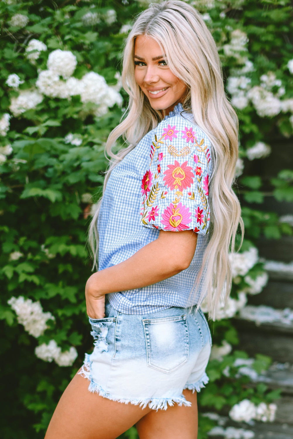 Hellblaue Bluse mit Puffärmeln und Blumenstickerei im Gingham-Stil