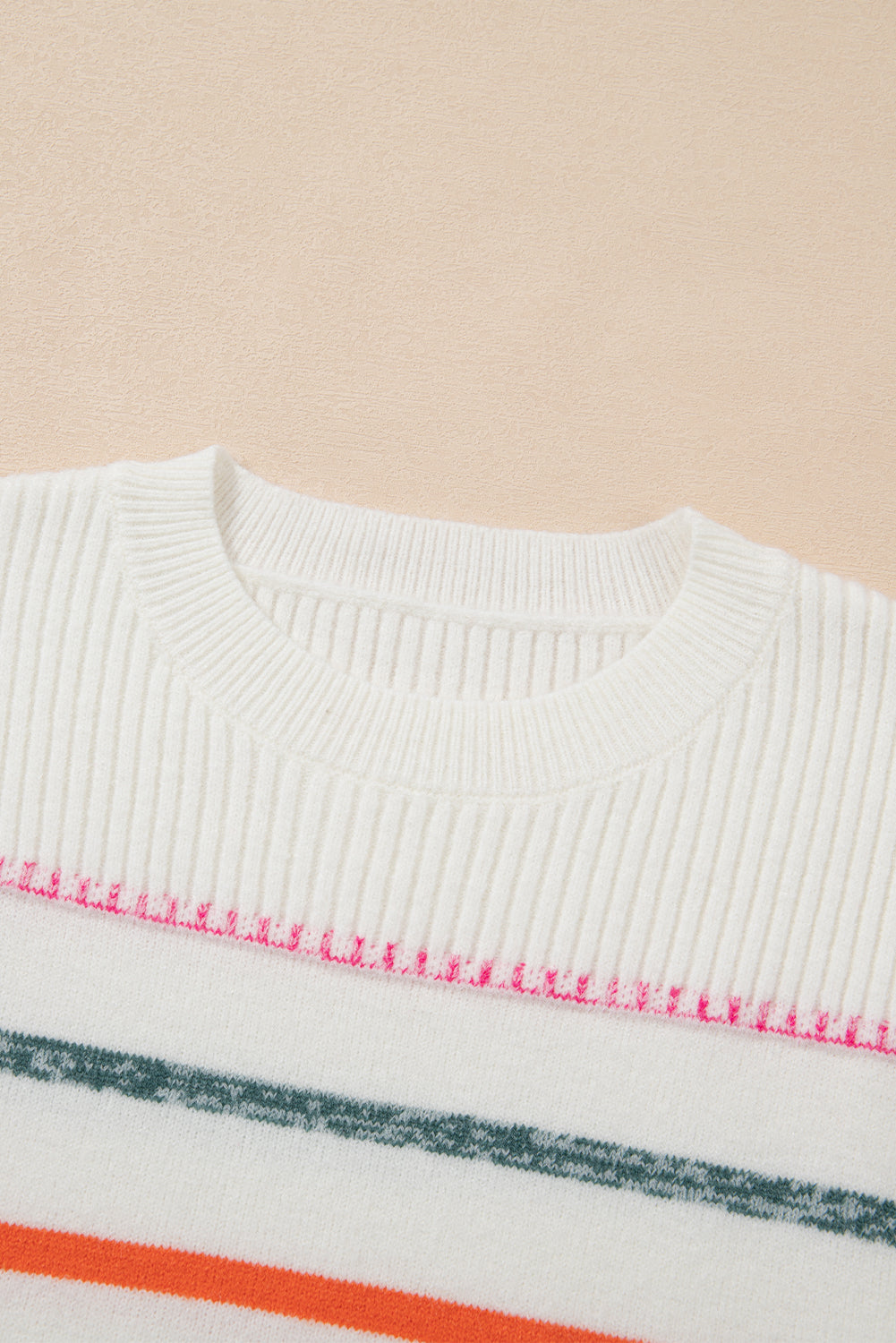 Weißer Pullover mit bunten Streifen und Rippenbesatz