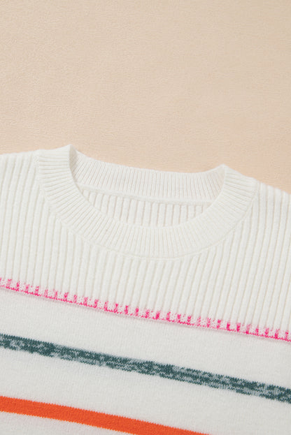 Weißer Pullover mit bunten Streifen und Rippenbesatz