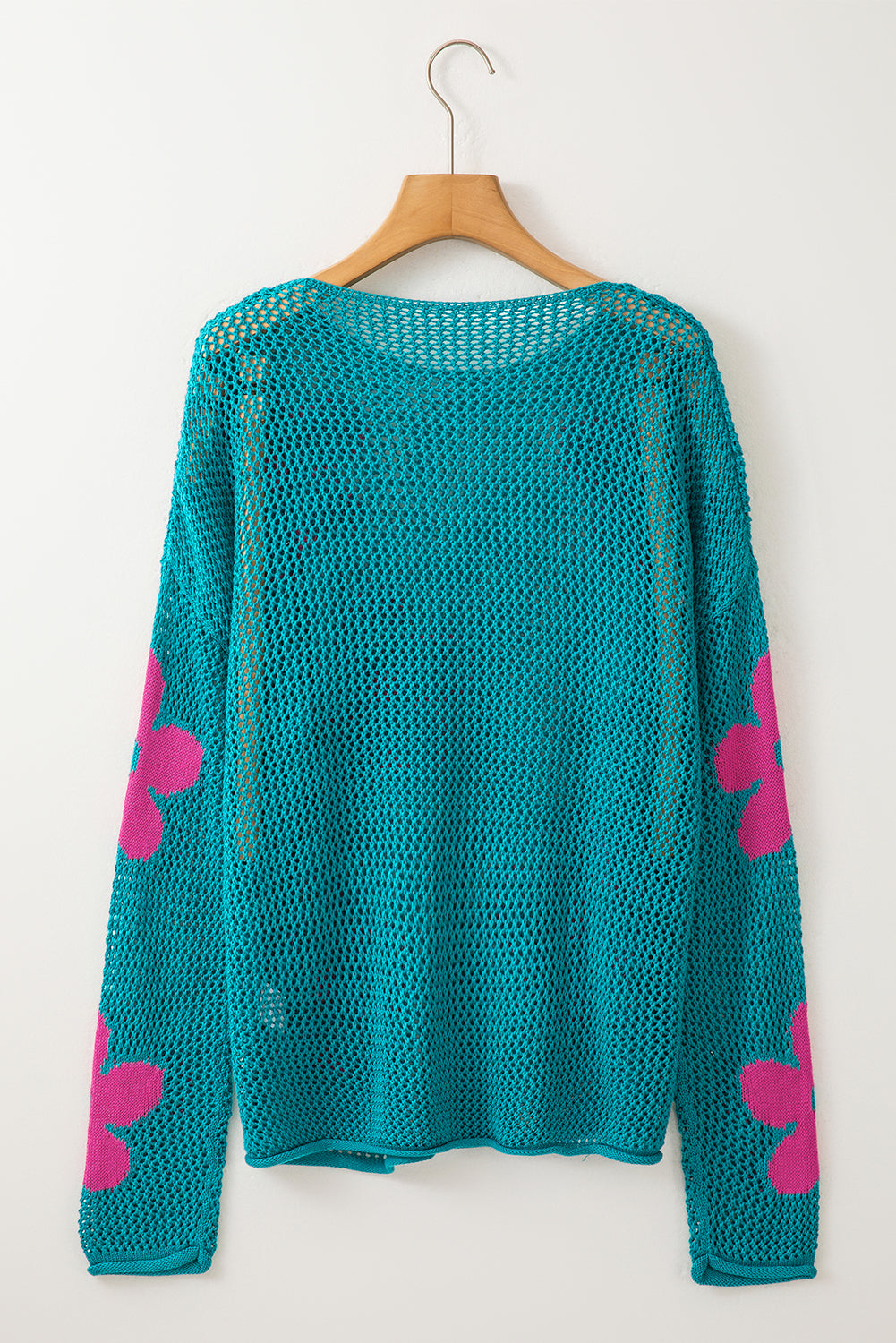 Seegrüner Strickpullover mit großer Blume und tief angesetzten Schultern