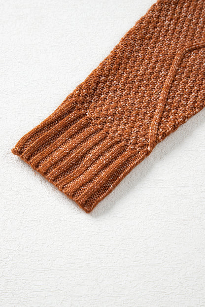 Kaffeebraunes, locker sitzendes Pulloverkleid mit Zopfmuster und überschnittener Schulter