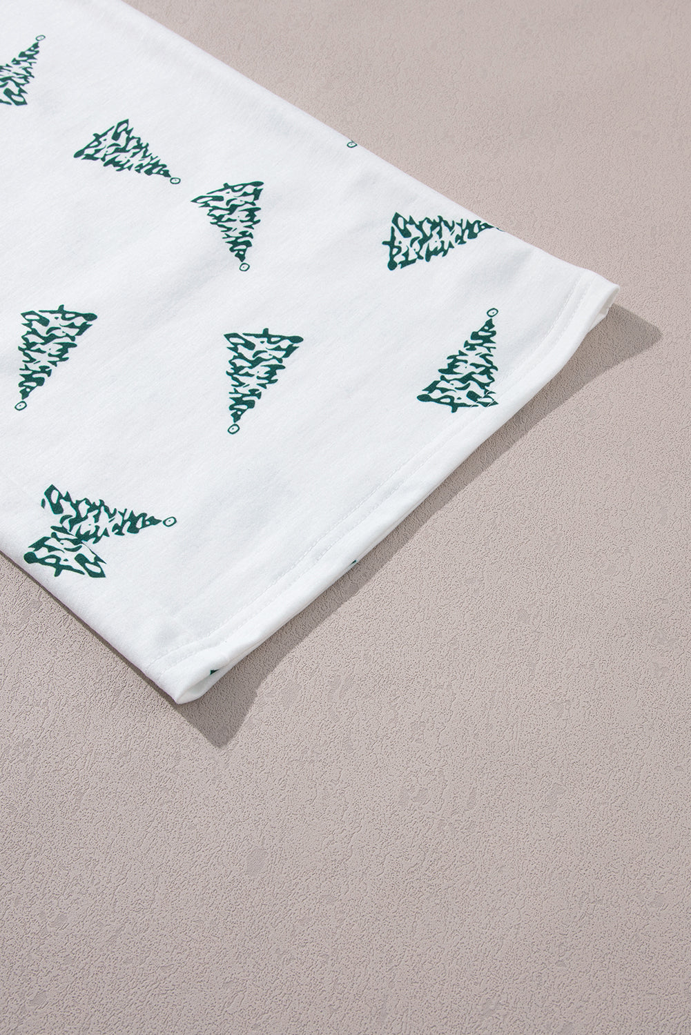 Skobeloff Lounge-Set aus T-Shirt und Hose mit Weihnachtsbaum-Print