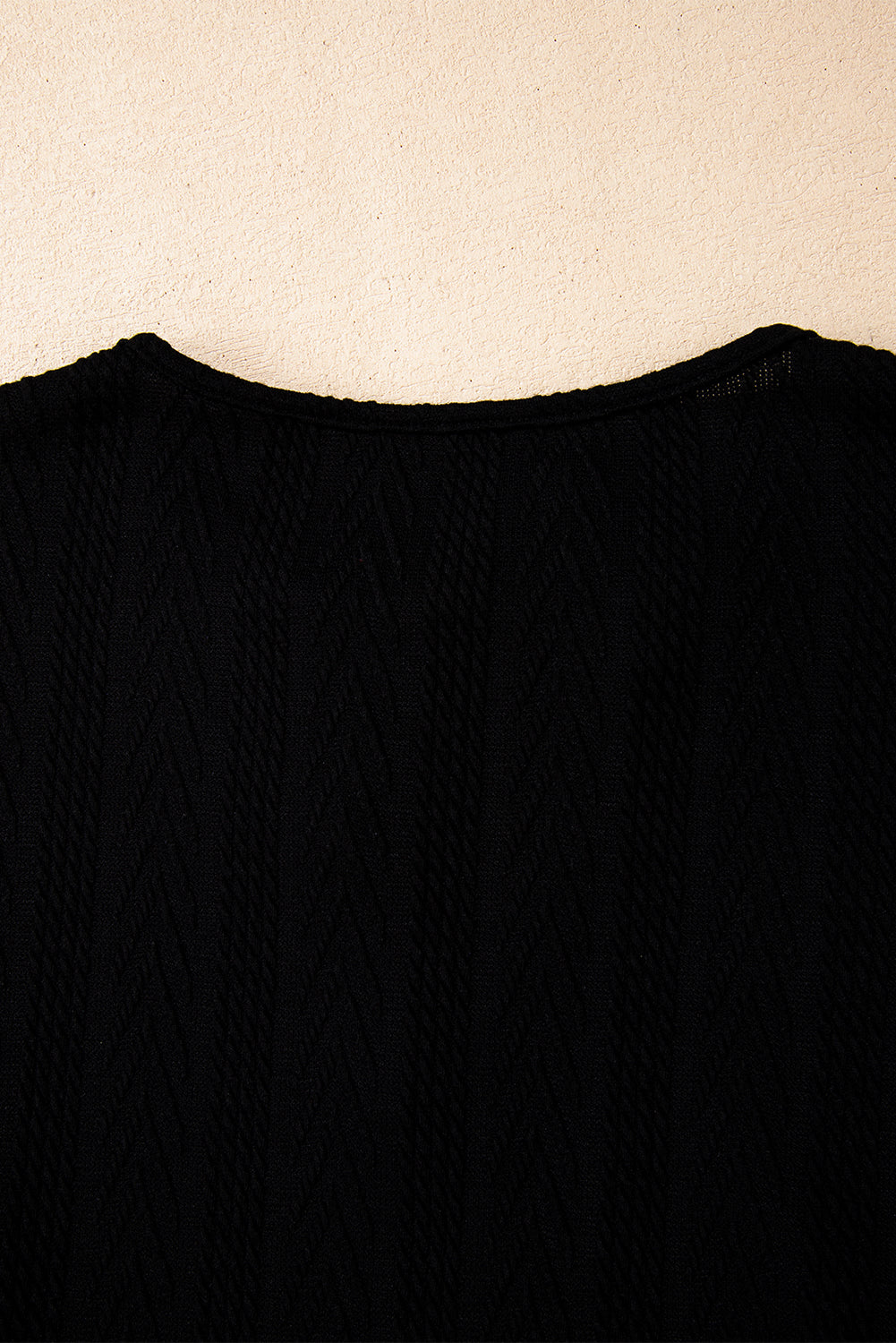 Schwarze Bluse mit V-Ausschnitt und floralem Patchwork-Muster